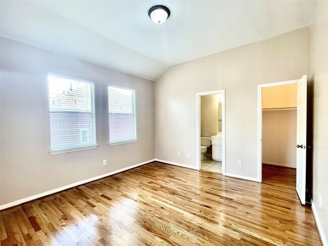 Building Photo - 32 Waugh Dr