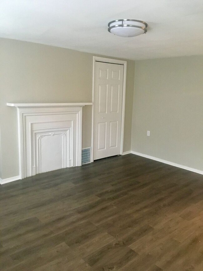 Building Photo - *** Duplex Style Apartment * Pet Friendly * Renovated * Available Now * Granite Counters * Stainl...