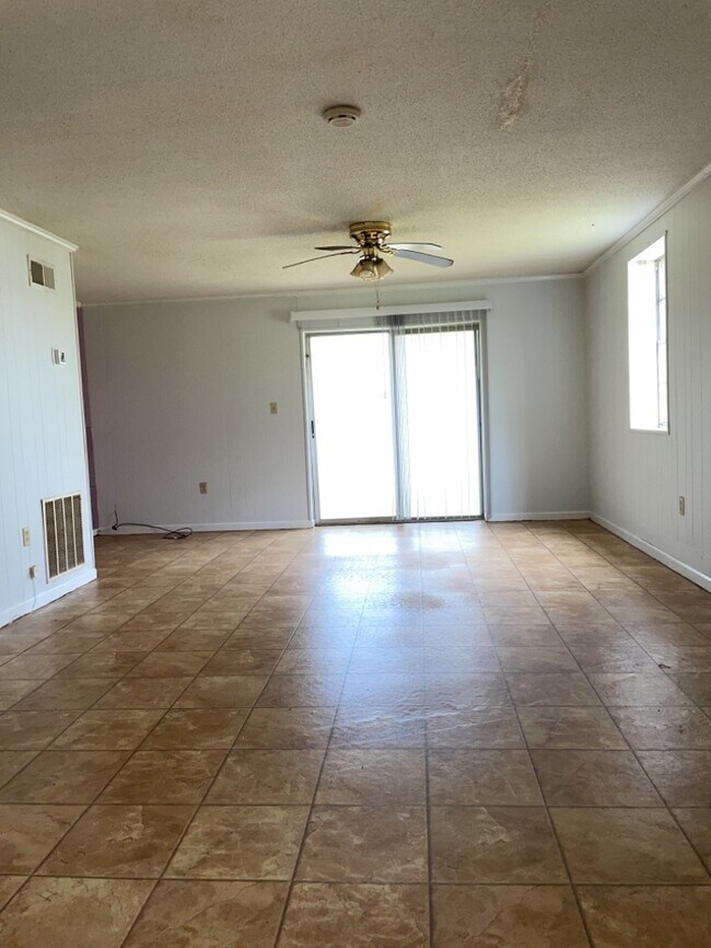 Building Photo - Broadway Lake Townhouse Style Apartment