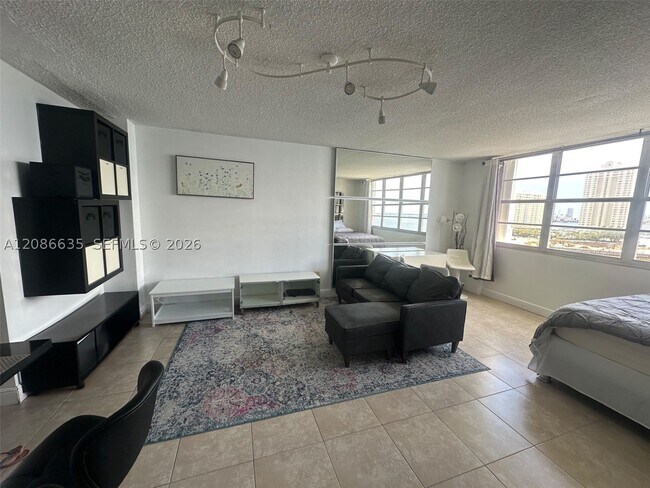 Building Photo - 905 Brickell Bay Dr