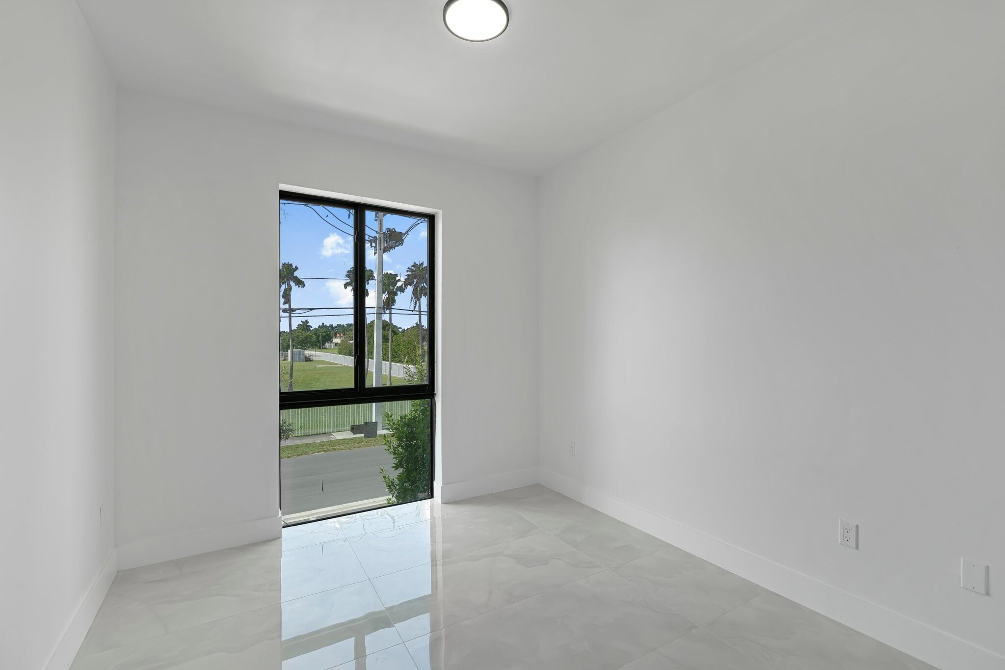 Building Photo - 16925 SW 100th Ave