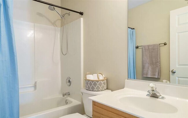 Guest Bath - 1217 Twelve Oaks Ln
