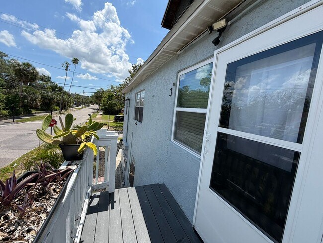 Building Photo - Apartment in Historical Tarpon Springs