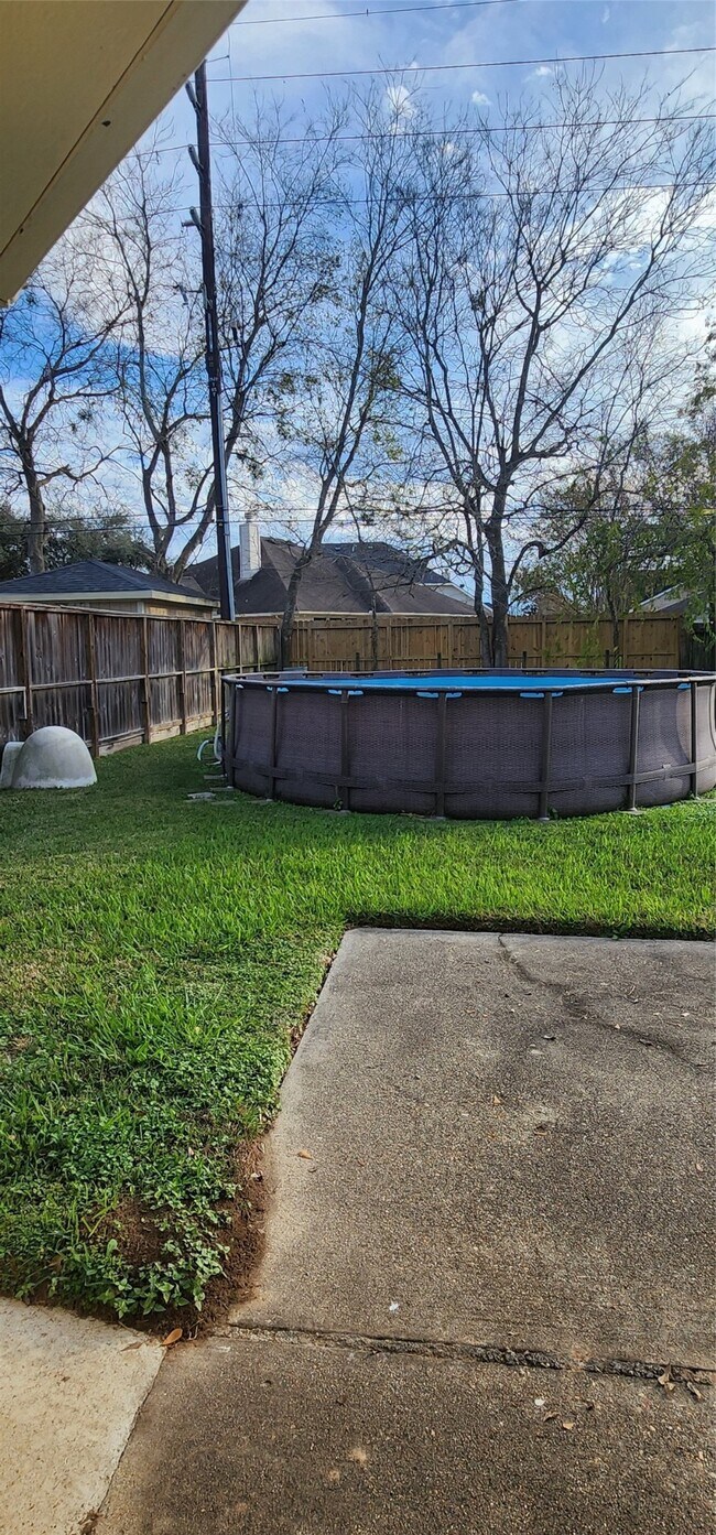 Building Photo - 16807 Sussex Dr