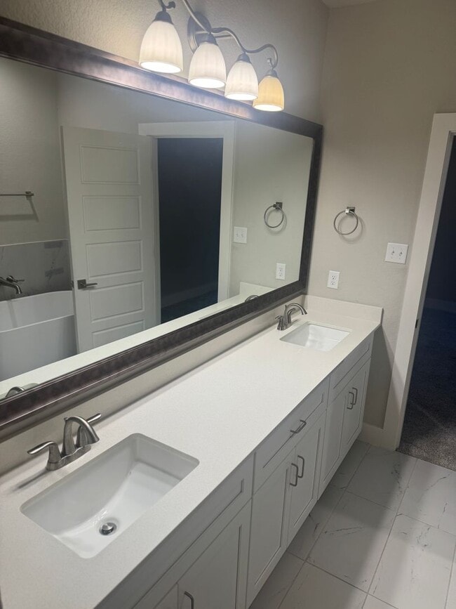 Building Photo - 3/2/2 Cozy Kitchen - Huge Closets - Tub in...