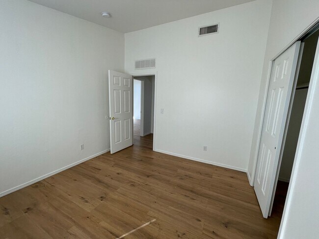 Building Photo - Charming Corner Lot - 4 Bedroom/ 2 Bathroom