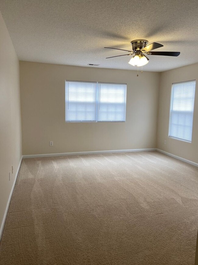 Building Photo - ~~~ Like New 4 Bedroom Townhome  ~~~