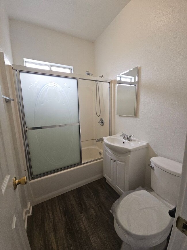 Building Photo - Remodeled 2 Bedroom Unit !
