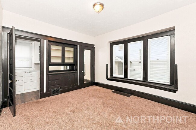 Building Photo - 10911 Hathaway Ave