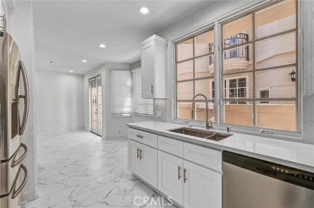 Building Photo - 309 N Almont Dr