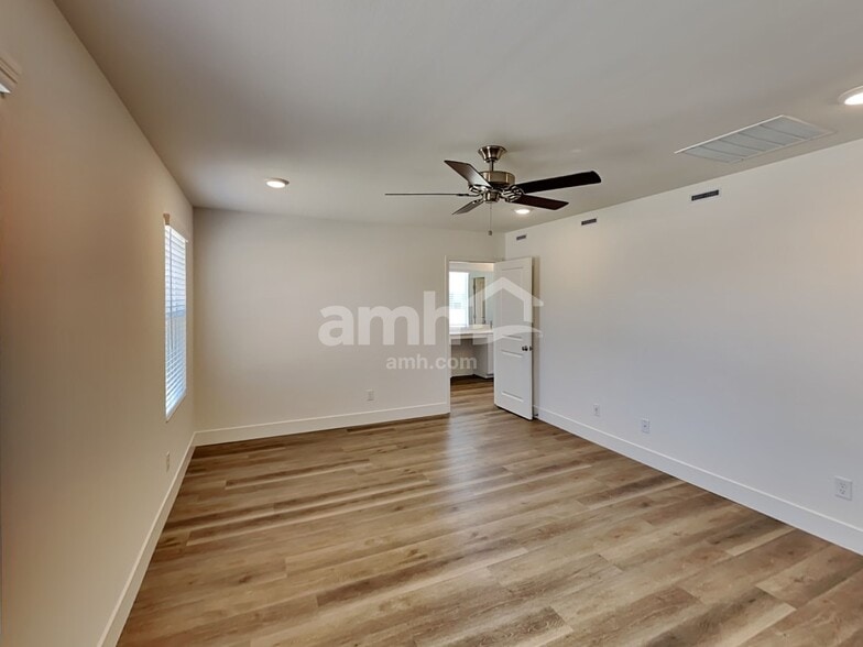 Building Photo - 9118 Fiesta Impatiens Ct