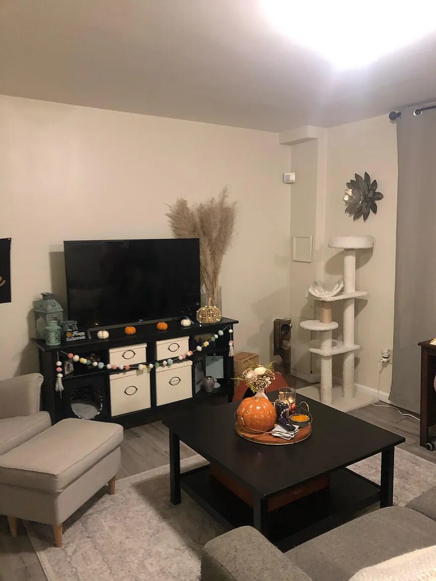 Building Photo - 923 T St NW