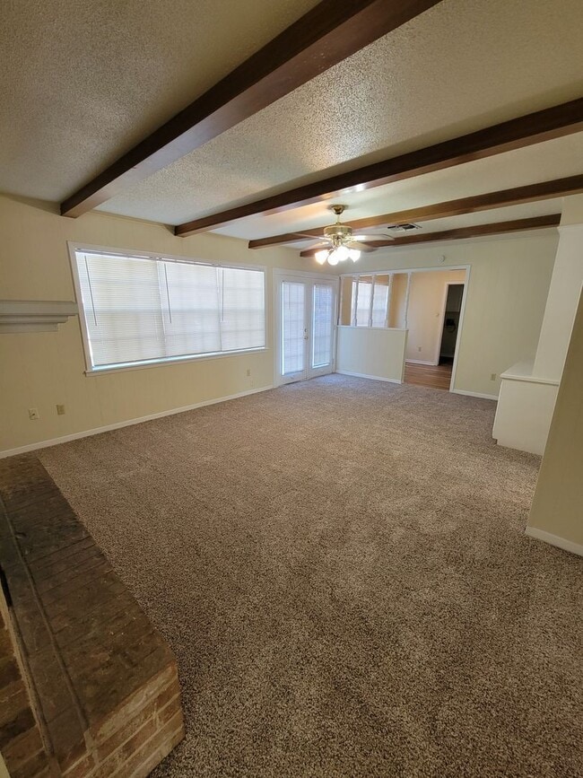 Building Photo - Bryan - 4 Bedroom - 2 bath - 2 story House with attached garage