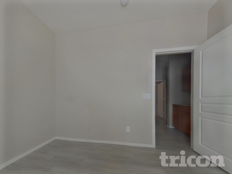 Building Photo - 22160 W Shadow Dr