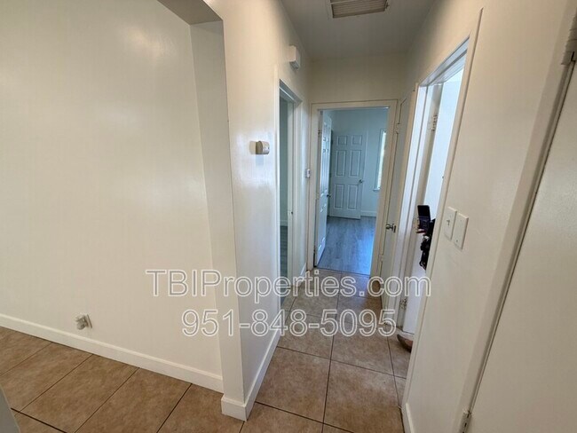 Building Photo - 3552 N Alameda Ave