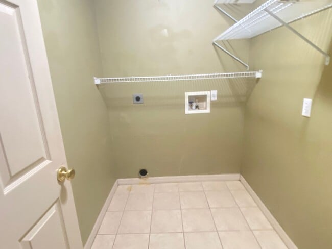 Building Photo - 3/2 Rental With Large Fenced Backyard