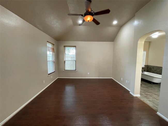 Building Photo - 9934 Goldenglade Dr