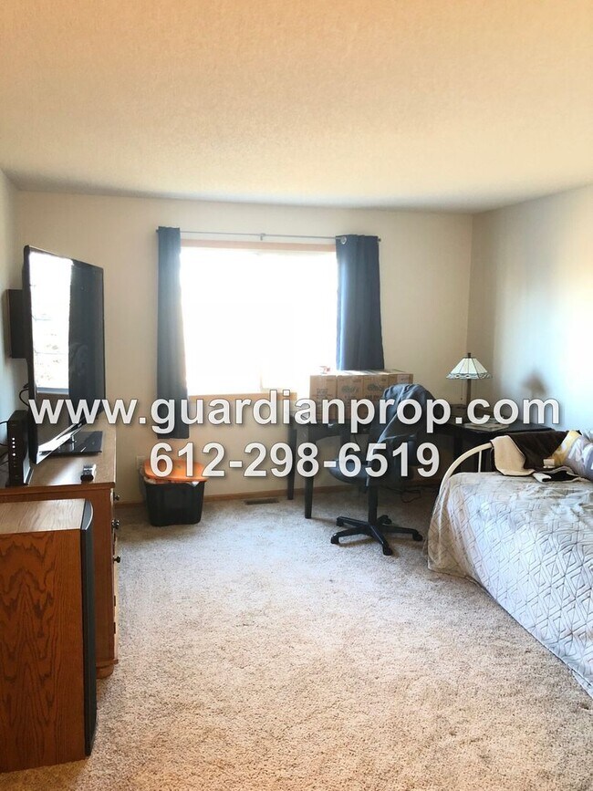 Building Photo - End Unit Townhouse Available December 1, O...