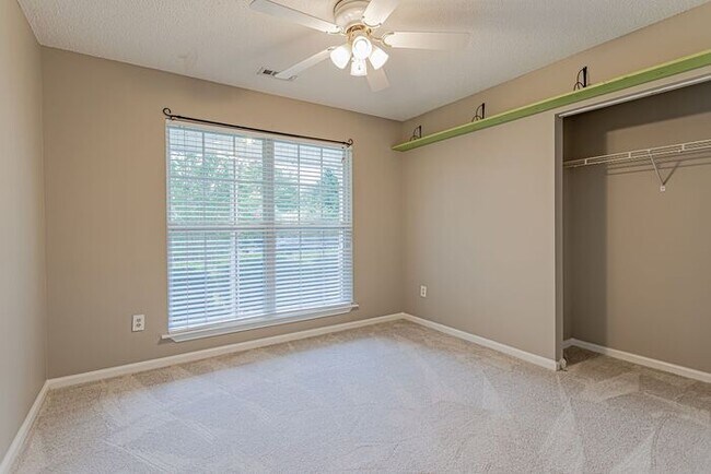 Building Photo - Bedroom on Main, Riverside Schools, Fenced...
