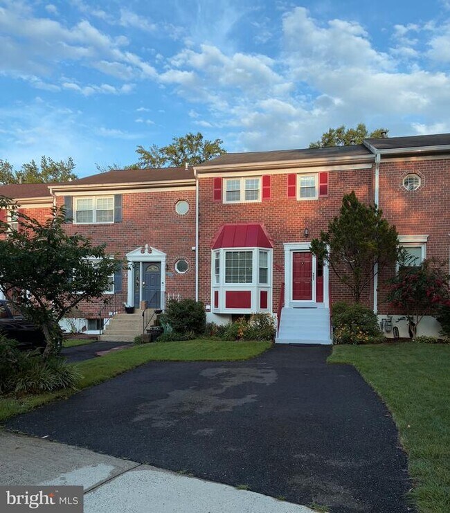 Building Photo - 7209 Lake Cove Dr