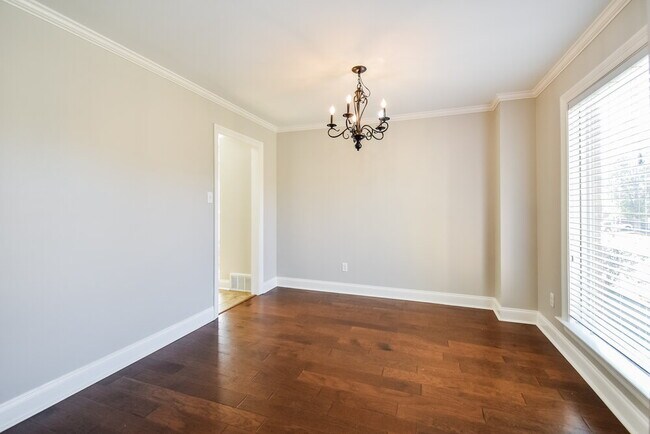 Building Photo - 3080 Magnolia Dr