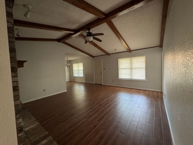 Building Photo - 807 Bass Cir