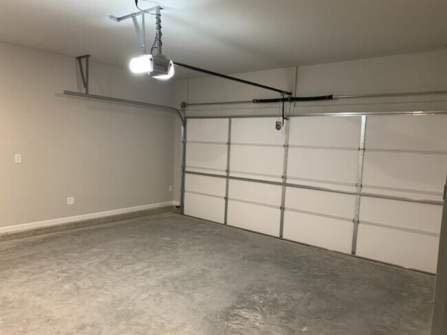 Building Photo - 5192 Parkwood Dr
