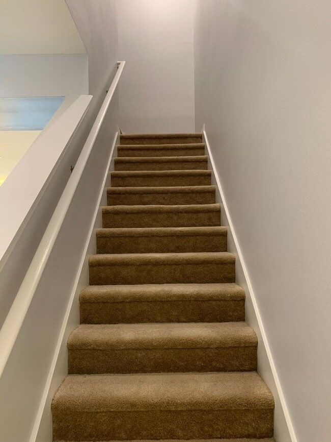 Building Photo - 4 Bedroom Gated Community Compass Bay