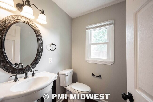 Building Photo - "Charming Urban Duplex Retreat: Cozy 2-Bedroom, 1.5-Bath Oasis in Vibrant Indianapolis!"