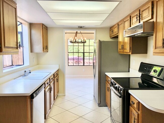 Building Photo - Sweet Single-Story, Completely Detached, in the Picturesque Fallbrook Village HOA Community!