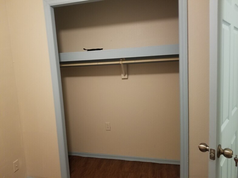 computer rm closet - 318 Hollenbeck Ave