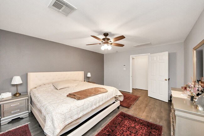 Building Photo - 8714 7 Pines Ln