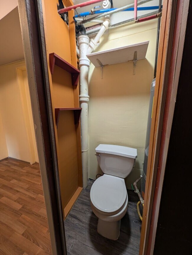 Building Photo - Available Now in Navy Yard City! New Floors & Paint! Tons of Space & Storage.