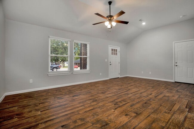 Building Photo - 412 S Byers Ave