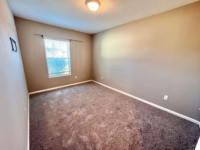 Building Photo - Spacious 4 bedrooms