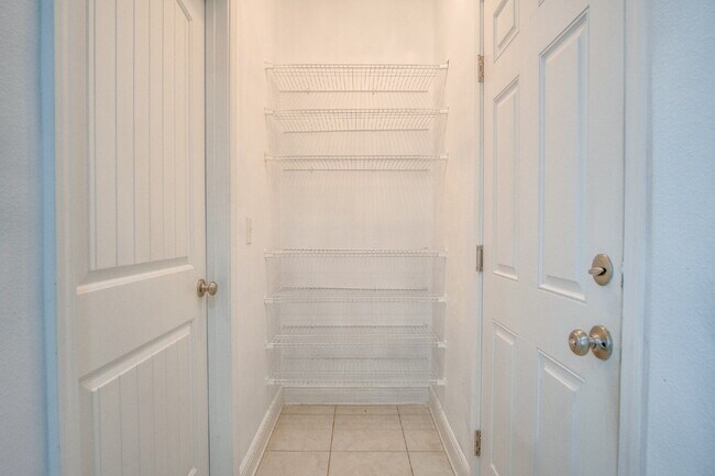 Building Photo - Highly desired 4/2.5 Gulf Breeze Home with hot tub!