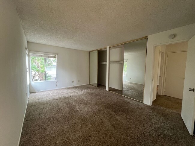 Building Photo - Chatsworth 3+2.5 w/backyard, fireplace + 2...