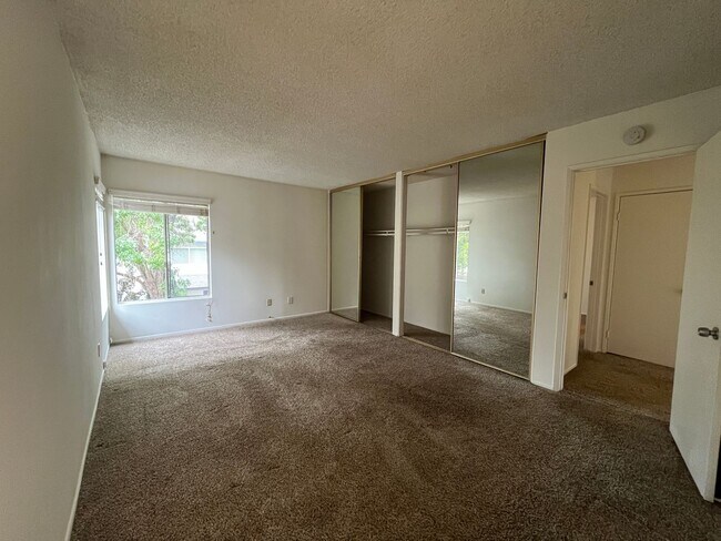 Building Photo - MOVE-IN READY Chatsworth 3+2.5 w/backyard,...