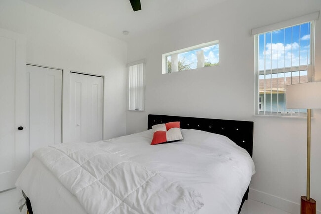 Building Photo - 2962 NW 10th Ct