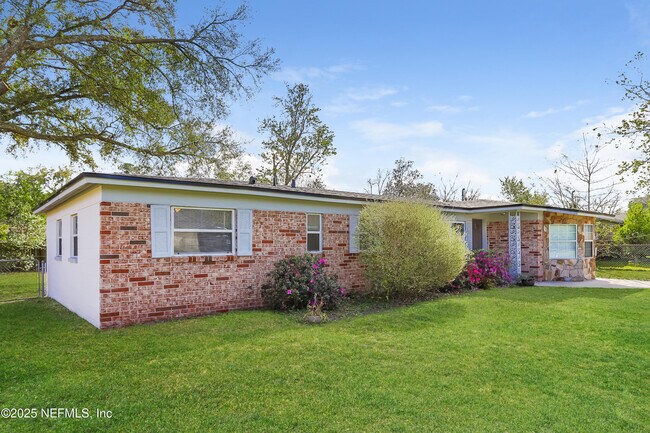 Building Photo - 8360 Red Holly Ln