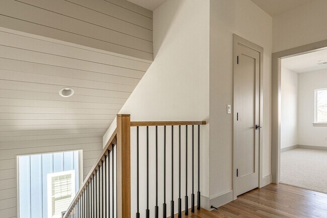 Building Photo - 317 Travis St