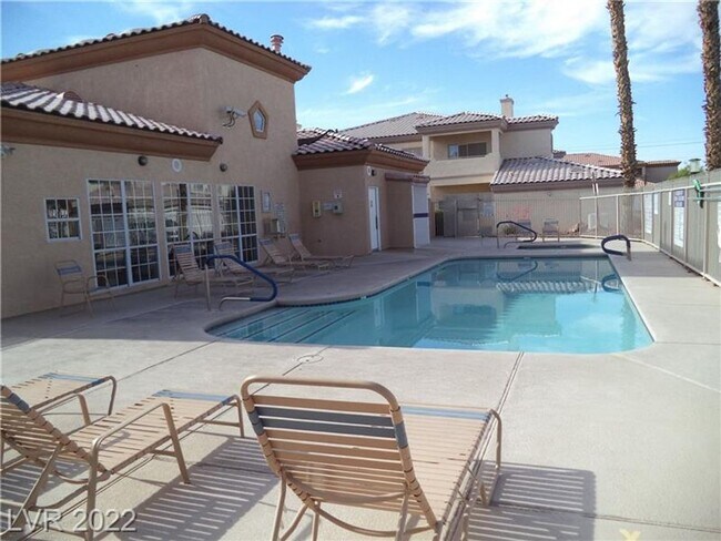 Building Photo - BEAUTIFUL FIRST FLOOR CONDO IN GATED COMMU...