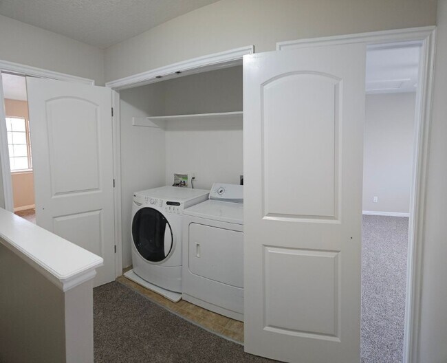 Building Photo - 2 bed, 1.5 bath townhome at Riverwoods