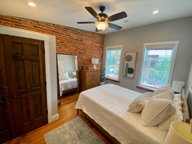 Upper Level Master Bedroom (queen bed) - 1406 Andre St