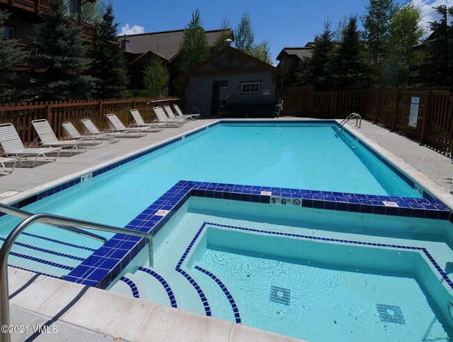 Building Photo - 1902 Crazy Horse Cir