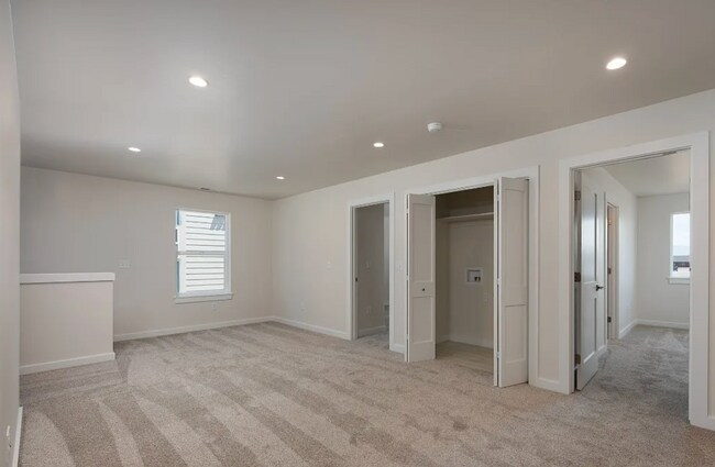 Building Photo - 3 bed/2.5 bathroom Townhouse