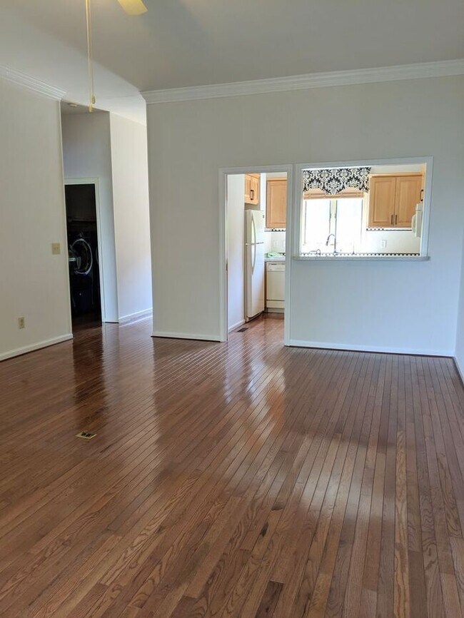 Building Photo - Condo Rental in Great Asheville Location!