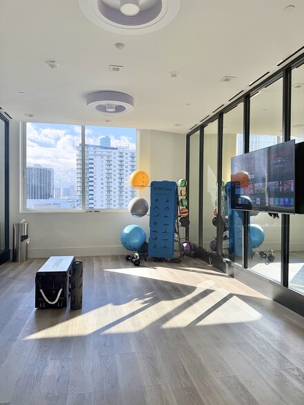 Building Photo - 2000 N Bayshore Dr