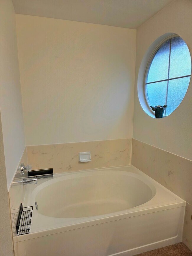 Building Photo - Federal Way tri-level rental home - 3 bedroom plus den, 3 bathrooms, 2 car garage, Available NOW!