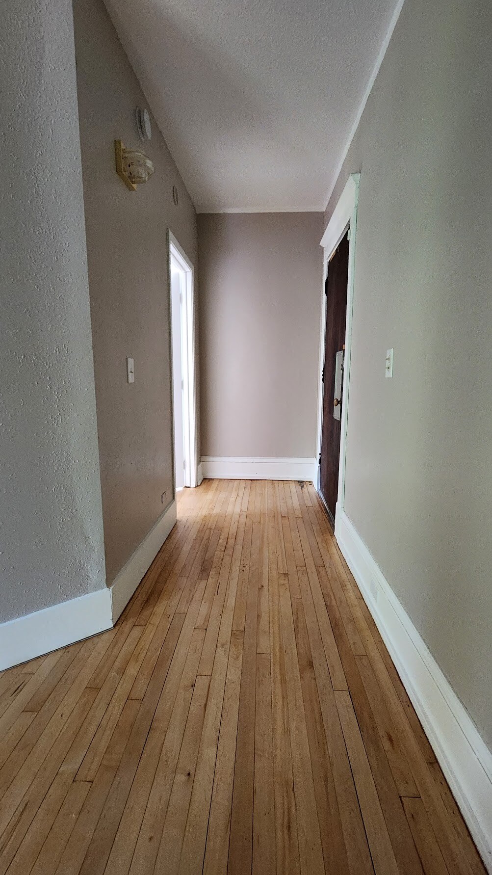 Front entry hallway - 1422 26th Ave N